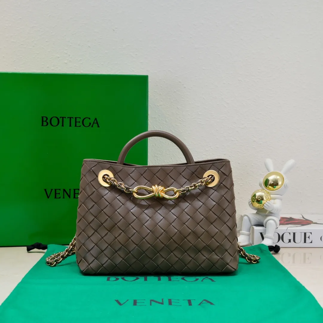 Batch 1960 BOTTEGA VENETA 2024 spring and summer new small ANDIAMO chain bag is also available! 🔥🔥I believe many friends have been waiting for a long time. The metallic chain adds a touch of sophistication to the original softness and elegance of Andiamo. The collision of classic craftsmanship and elegance creates a different kind of beauty. Style number: 6008 Size: 25*22*10.5cm